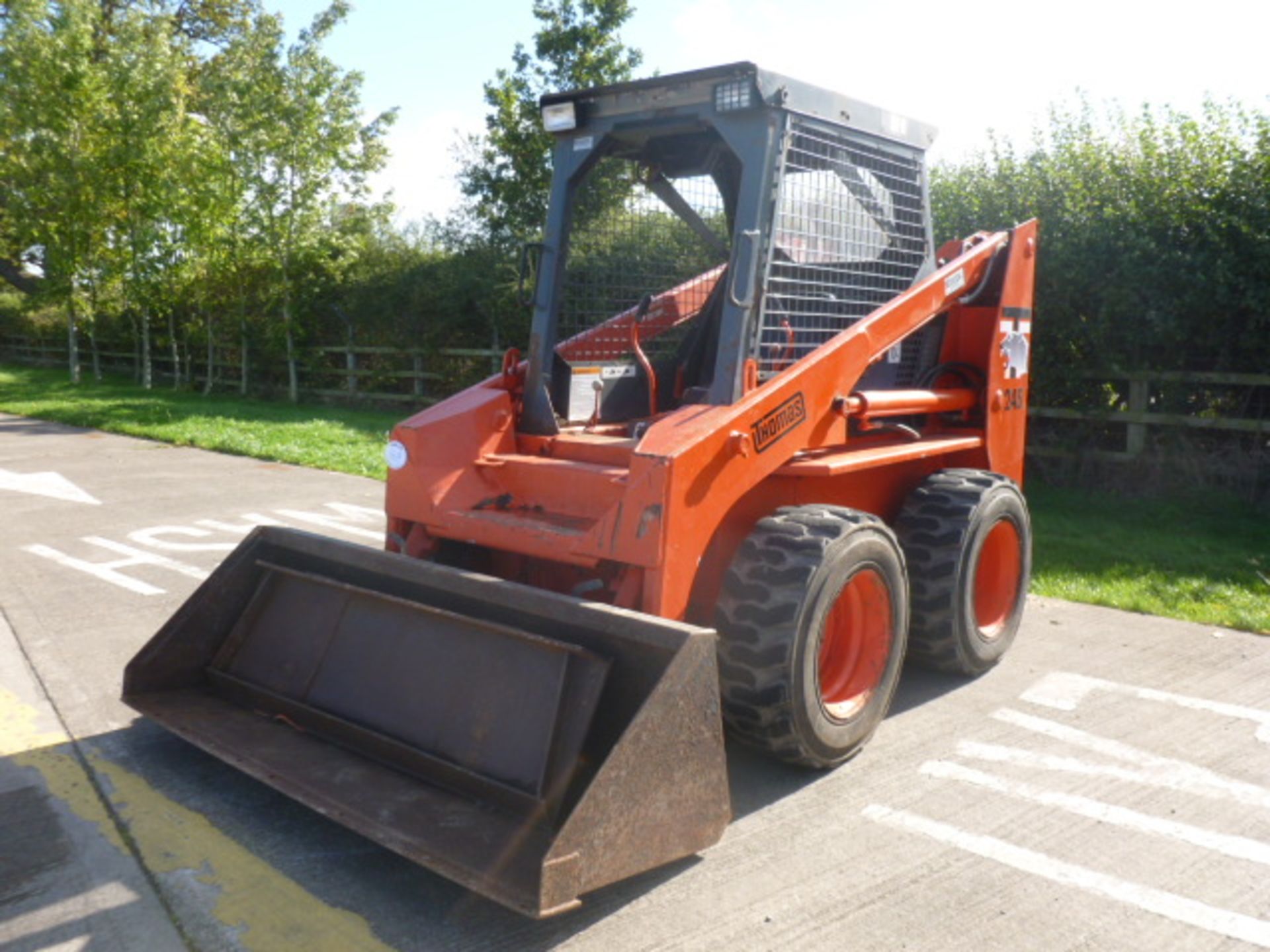 1996 THOMAS SKID STEER LOADER MODEL - T233 - 6 CYLINDER ENGINE - SERIAL NO: LH001818 C/W 6' BUCKET