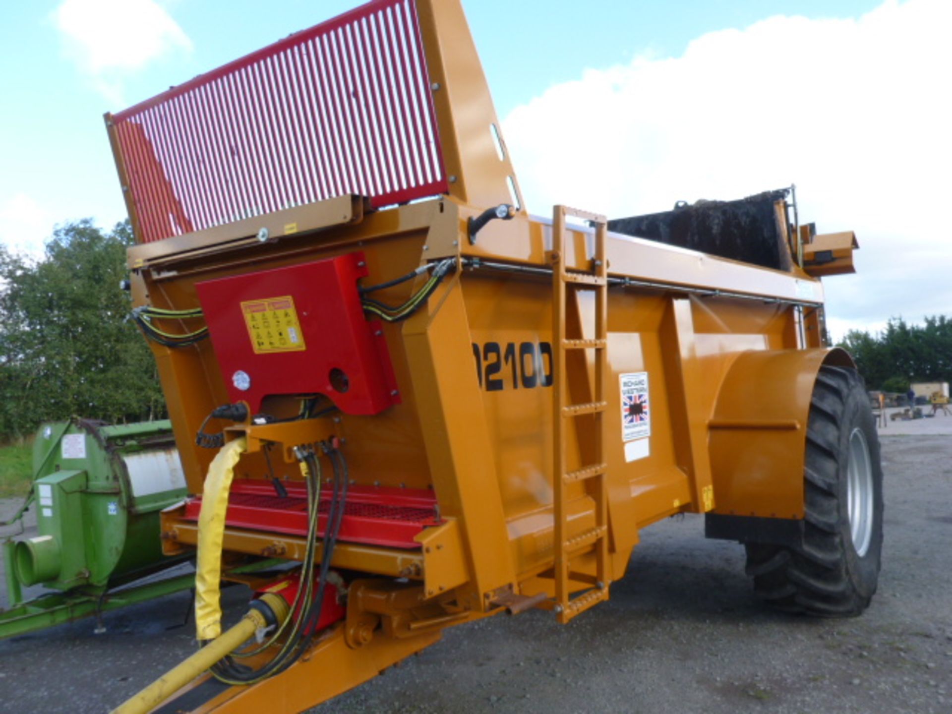 2014 RICHARD WESTERN D2100 REAR DISCHARGE SPREADER WITH SLURRY DOOR SPRUNG DRAW BAR GOOD ORDER - Image 2 of 4