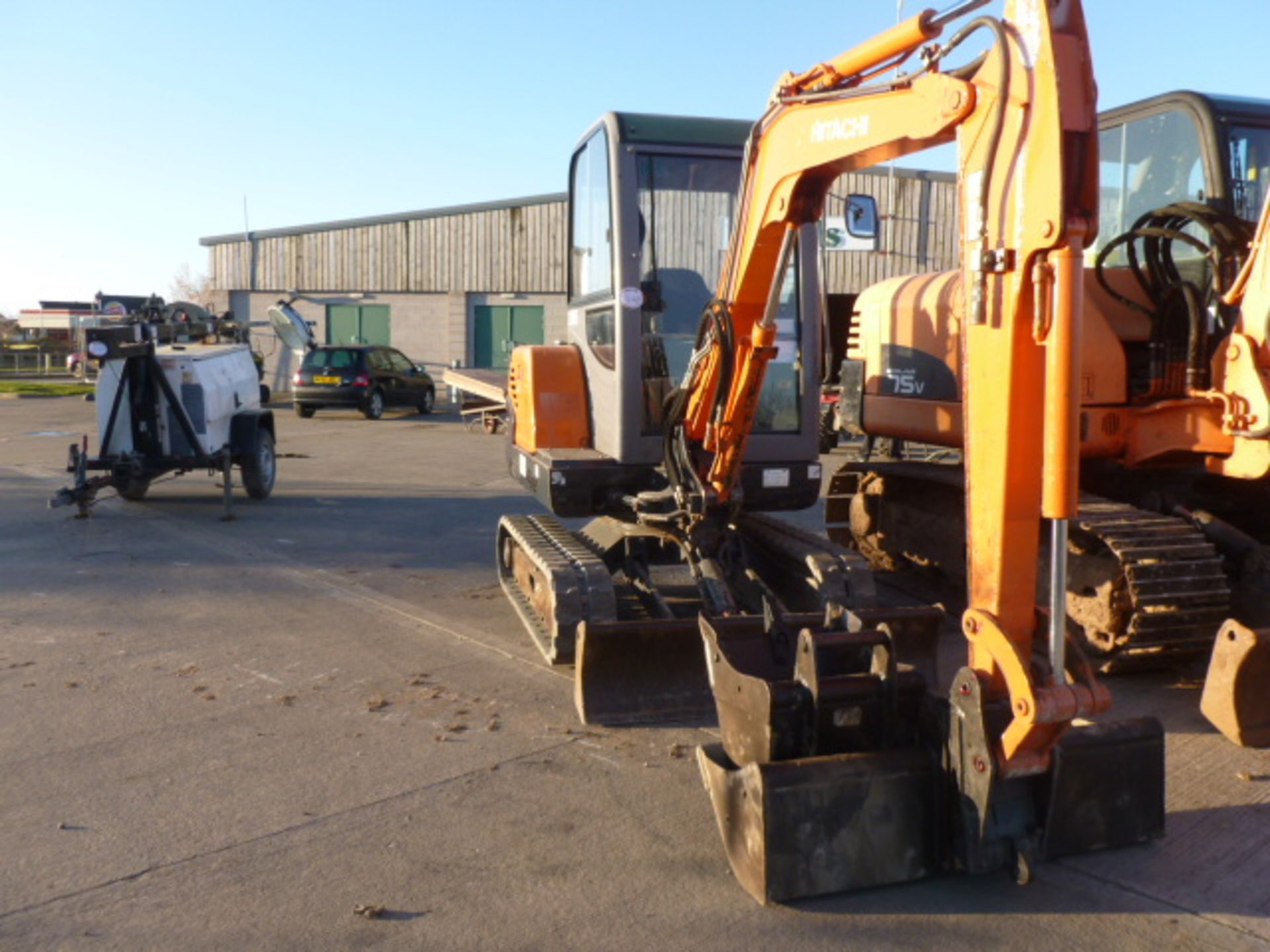 HITACHI 25 MINI DIGGER , 2007 , Q HITCH & BUCKETS