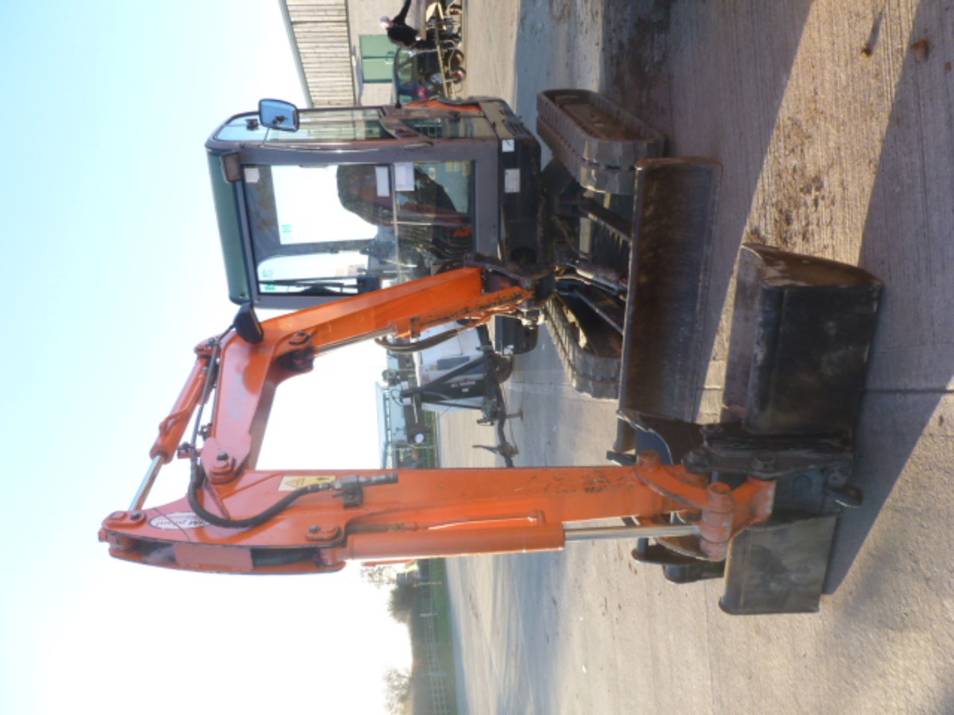 HITACHI 25 MINI DIGGER , 2007 , Q HITCH & BUCKETS - Image 2 of 2