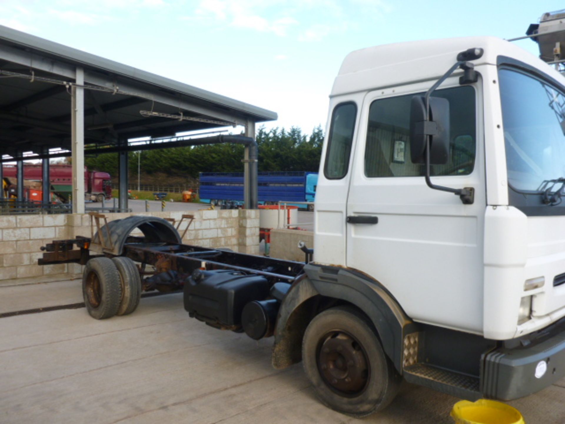 7.5T CHASSIS AND CAB RENAULT LORRY  S REG AND NO MOT - Image 2 of 3