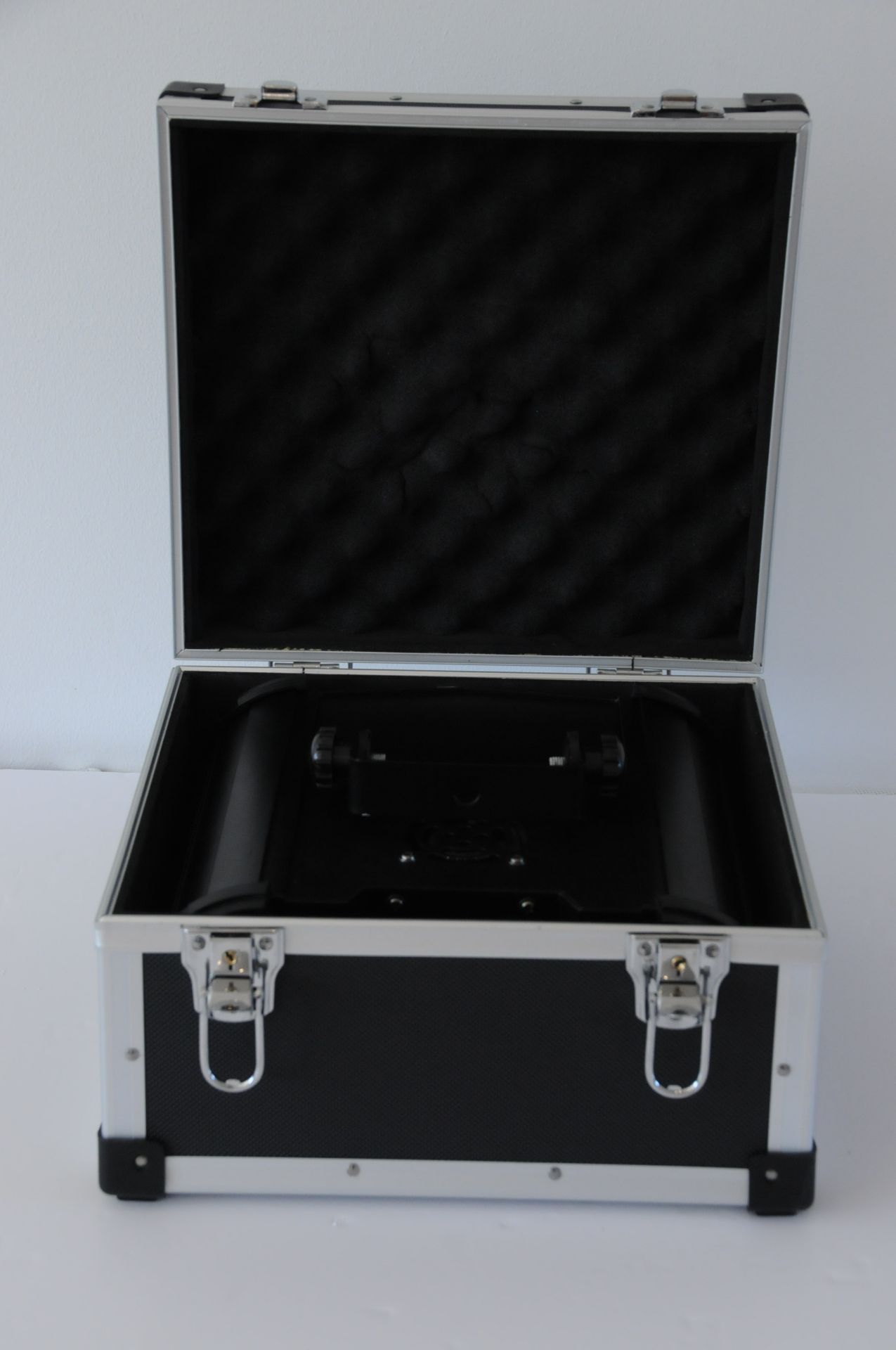 *TRADE QTY* Grade U Professional LED Disco Lights (GVG221) In Flight Case NB Brand New But Problem - Image 3 of 4