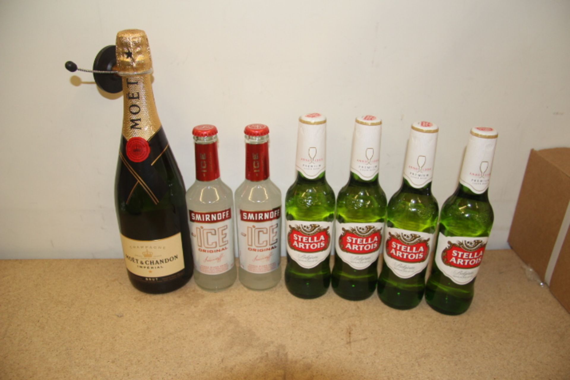 Grade U 750ml Bottle Moet & Chandon Brut Champagne - 4 X 300ml Bottles Stella Artois & 2 X 275ml