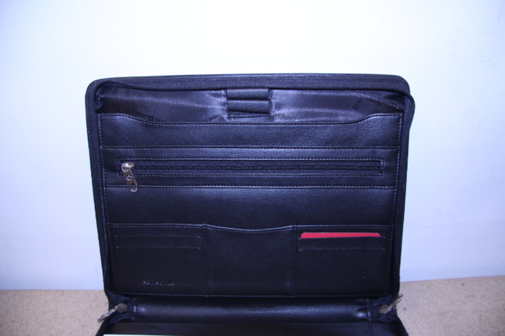 V Brand New Samsonite Black Leather Executive Folder With Card Pockets-Pen Pockets-Inside Zipped - Image 2 of 2