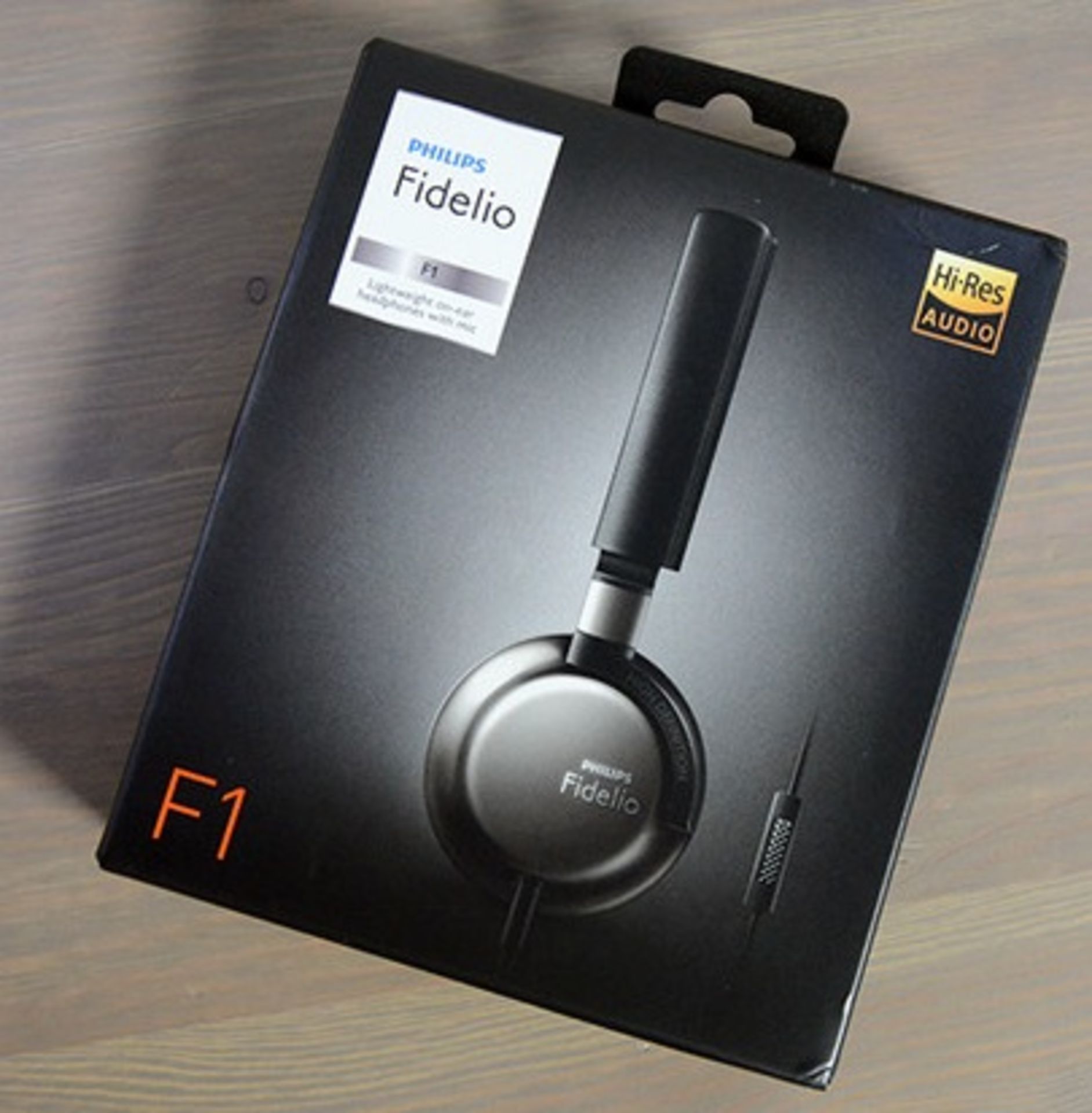 V Brand New Philips Fidelio F1 Lightweight On-Ear Headphones With Microphone With Hi-Res Audio
