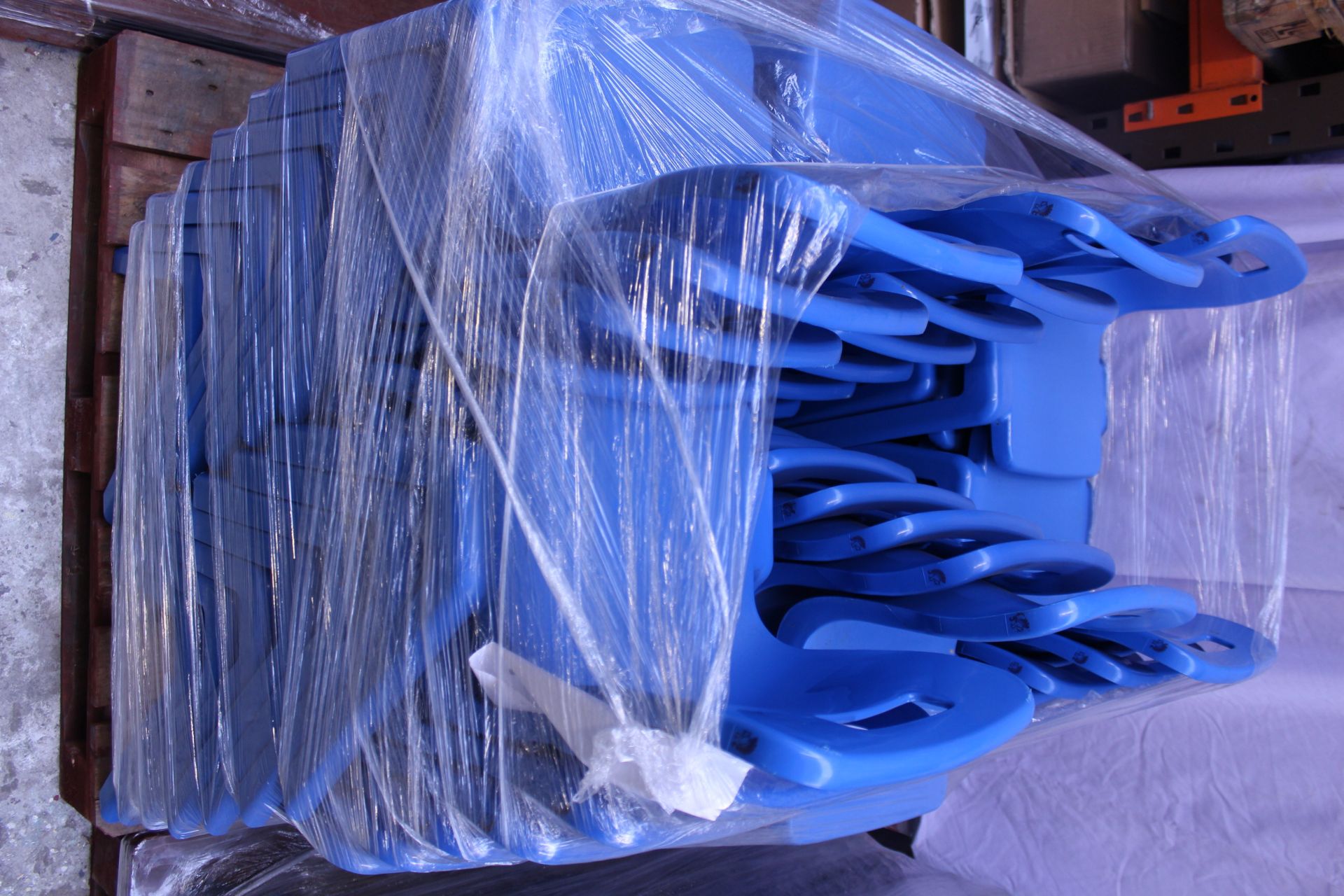 V Grade U A Pallet Of Forty Two Blue Plastic Primary School Chairs - Image 2 of 2