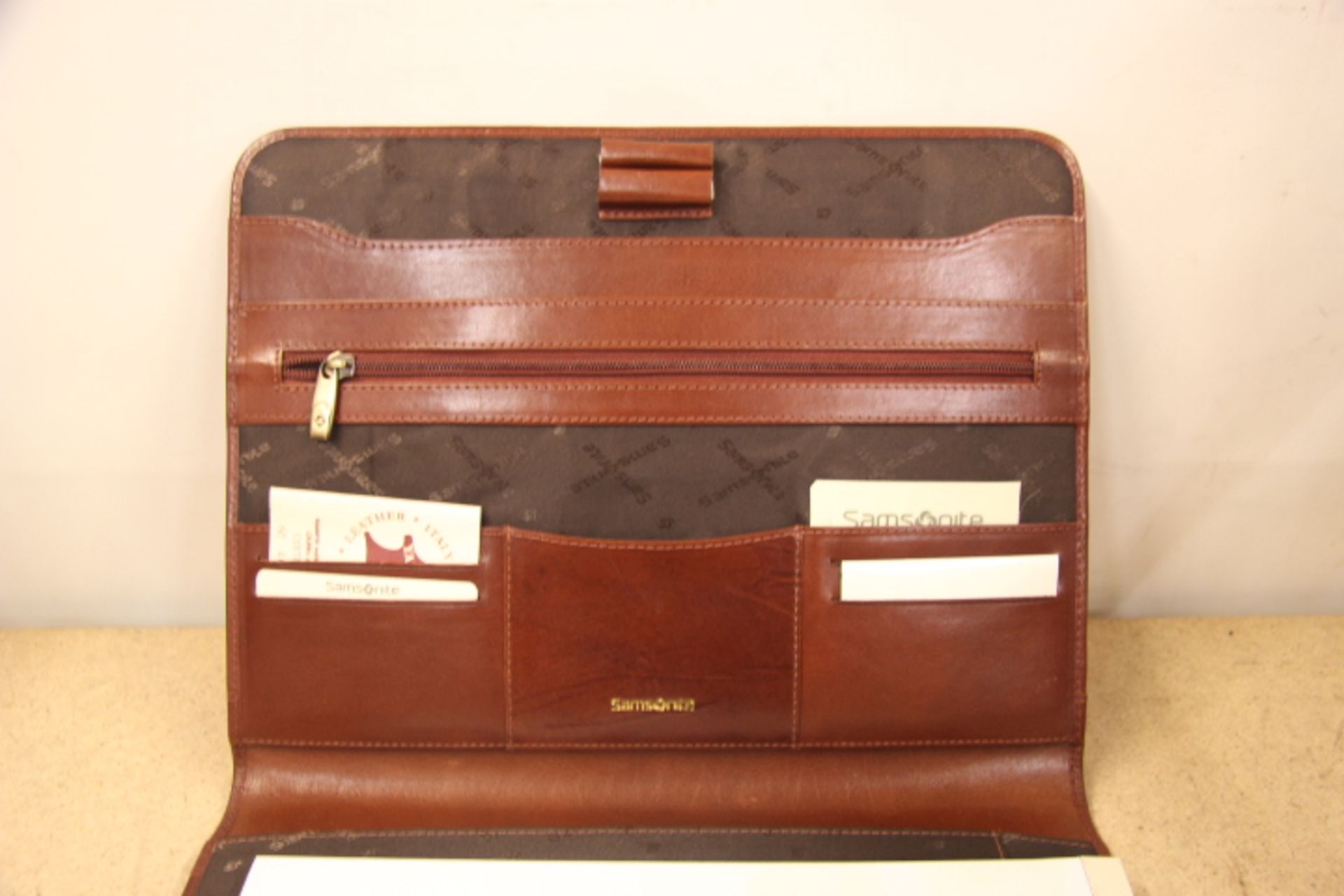 V Brand New Samsonite Gognac Leather Executive Folder With Writing Pad Card Holders Zipped Pocket - Image 3 of 3