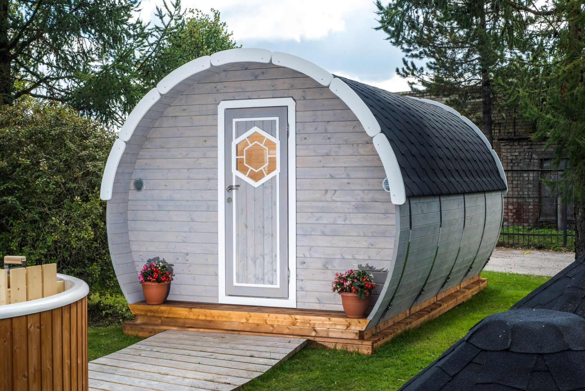 V Brand New 9.5M sq Ice-Viking Barrel- Two Rooms (2x2.3m Sleeping Room and Entrance room with - Image 2 of 5