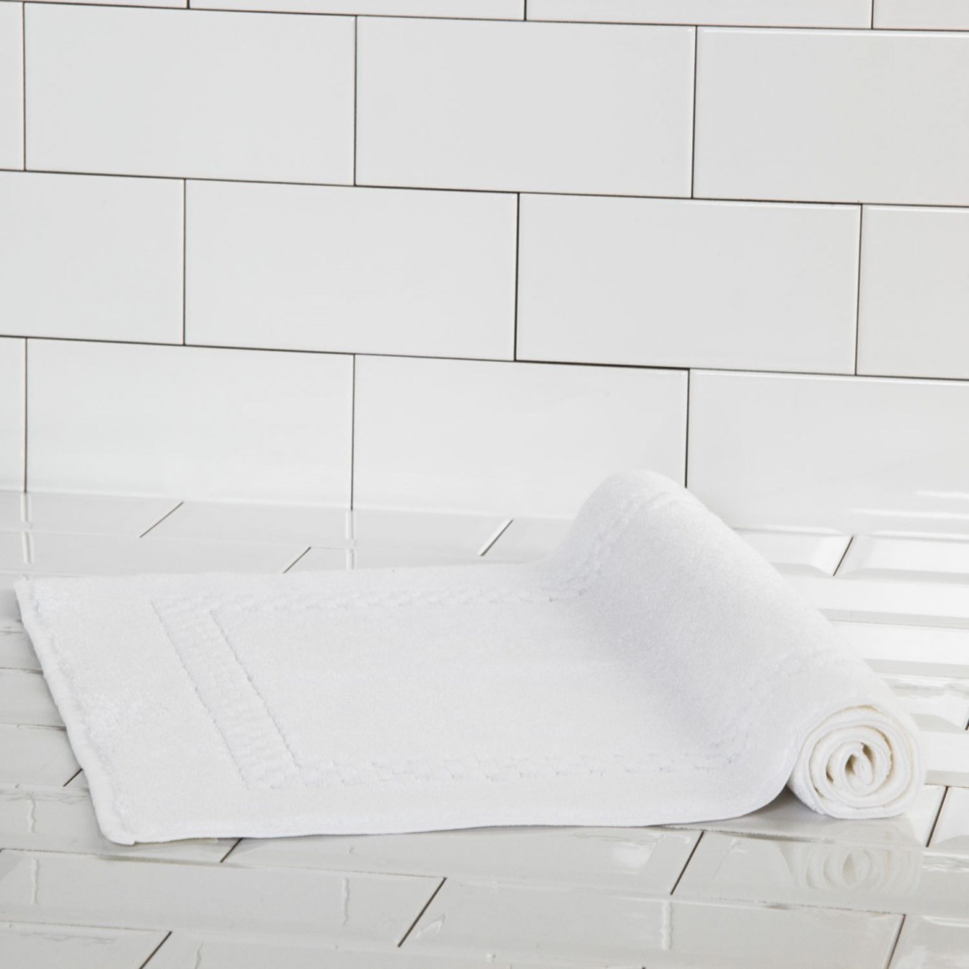 V Brand New Frette Luxury Italian Made White Bath Mat 100% Open Ended High Quality Cotton - 75cm x