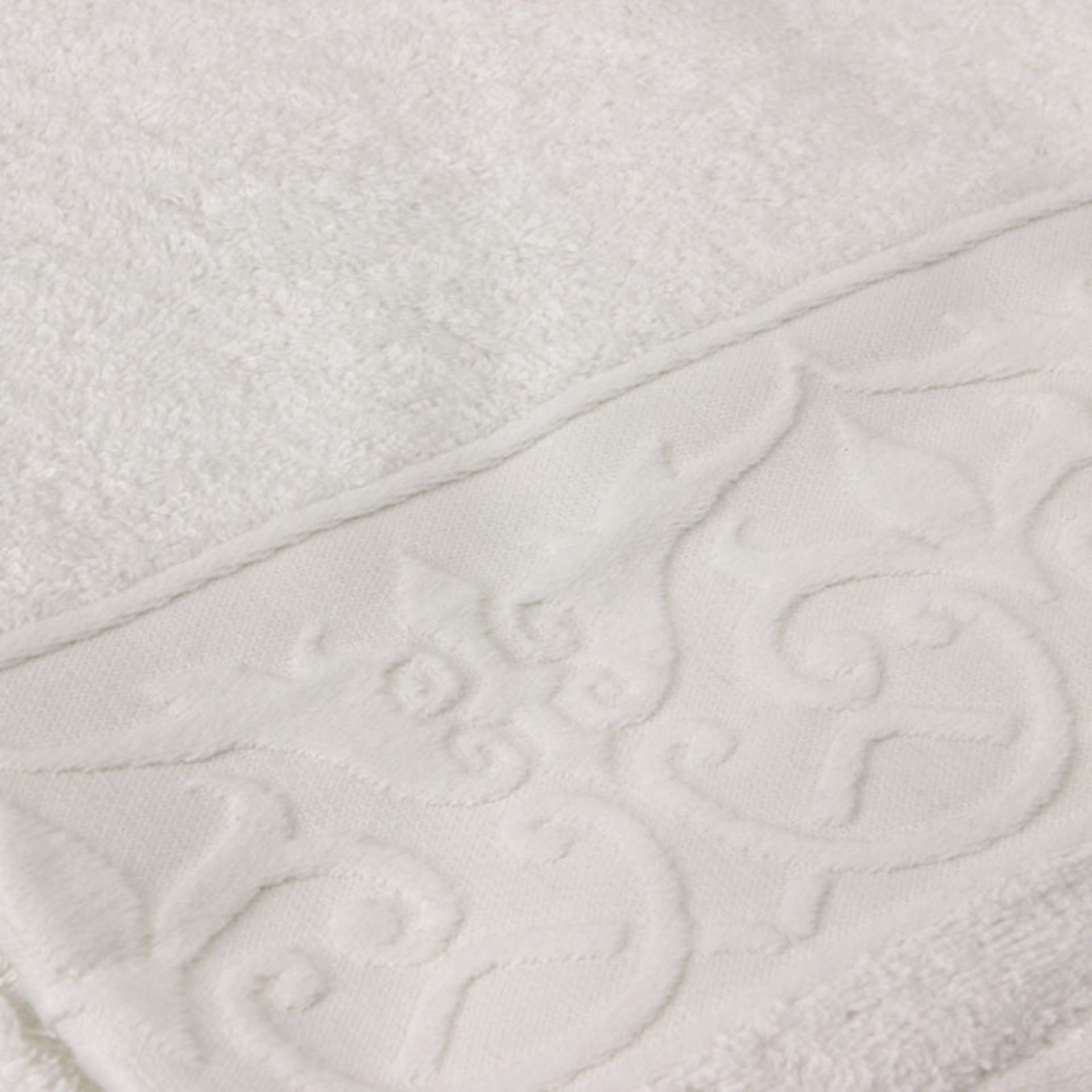 V Brand New Frette Italian White Bath Towel With Embossed Pattern