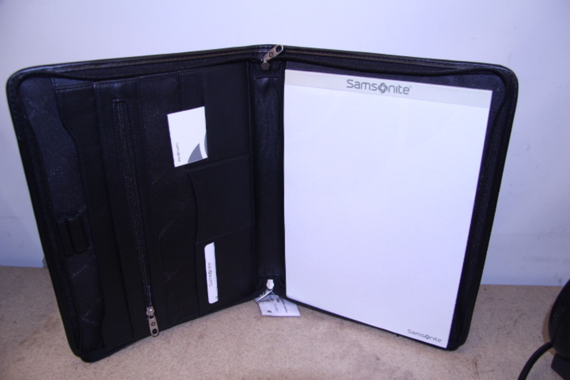 V Brand New Samsonite Black Leather Executive Folder With-Pen Pockets-Inside Zipped Pocket-Card