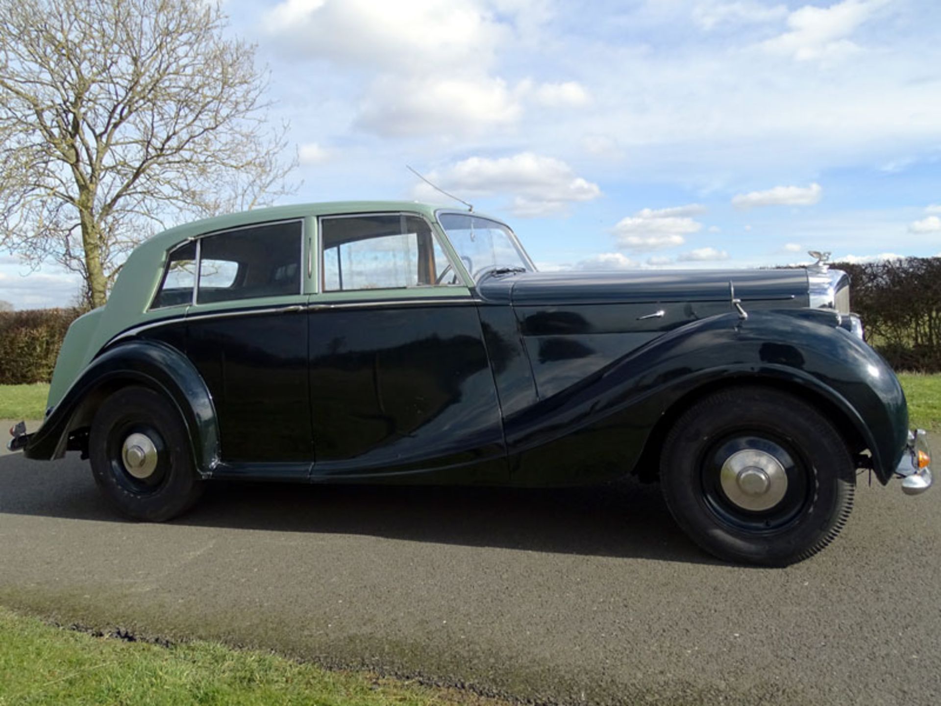 1949 Bentley MK VI H.J. Mulliner Saloon - Image 2 of 9