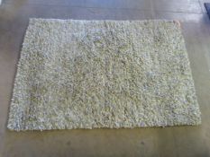 A Green shaggy rug 6' x 4'