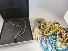 A small quantity of costume jewellery