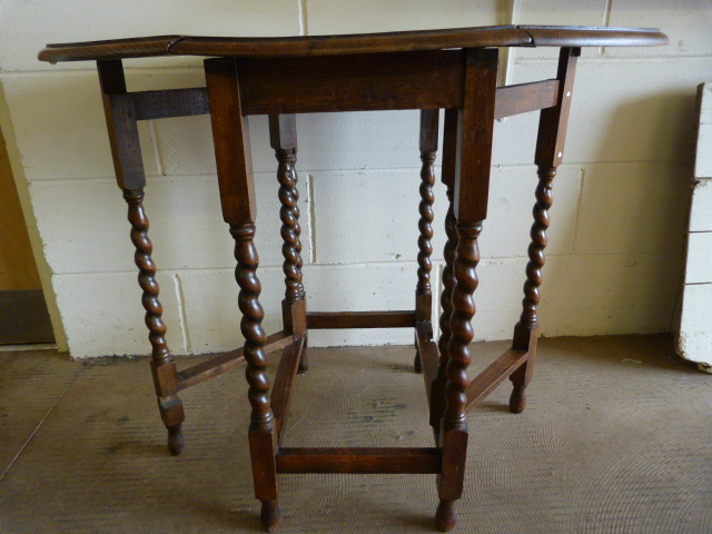 A small oak dropleaf table on Barley Twist legs - Image 2 of 2