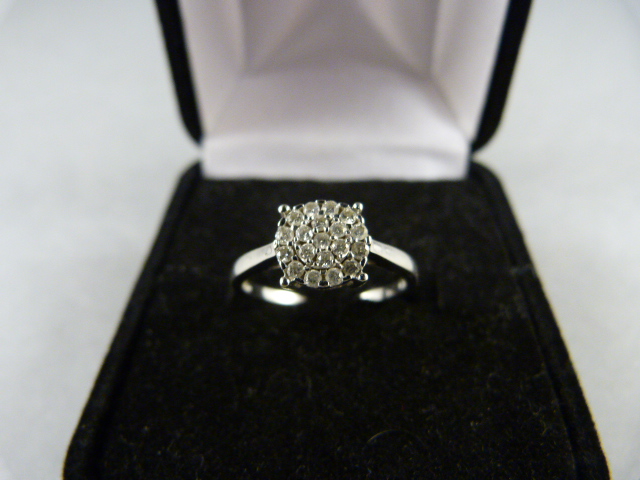 A 9ct White Gold diamond Cluster Ring - Size N