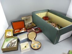 A quantity of various costume jewellery to include necklaces and brooches etc