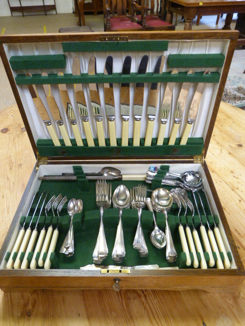 A Harlequin canteen of cutlery in Oak case