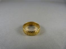 An 18ct yellow Gold (Chester HM) engraved wedding band - approx 5.5mm Wide - total weight approx 3.