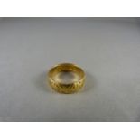 An 18ct yellow Gold (Chester HM) engraved wedding band - approx 5.5mm Wide - total weight approx 3.