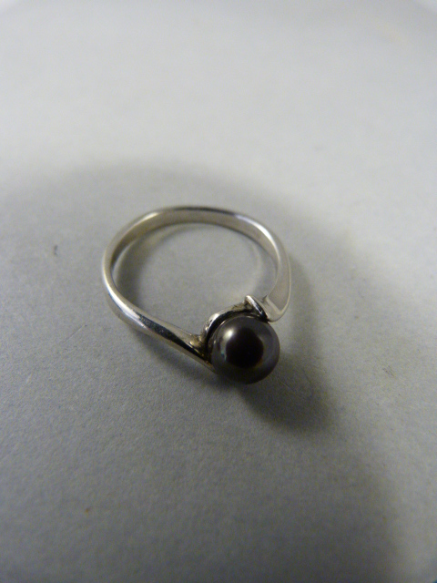 9ct white gold ring set with a single black cultured pearl. Size P UK, 5 1/8 USA - Image 2 of 3