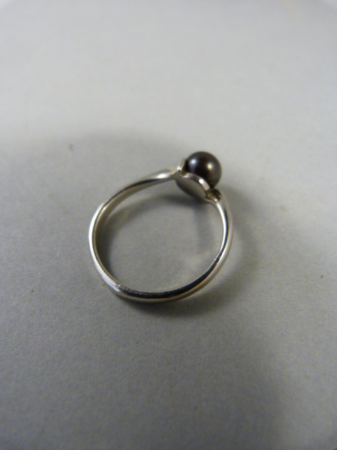 9ct white gold ring set with a single black cultured pearl. Size P UK, 5 1/8 USA - Image 3 of 3
