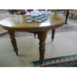 An oval Extending dining table - no winder.