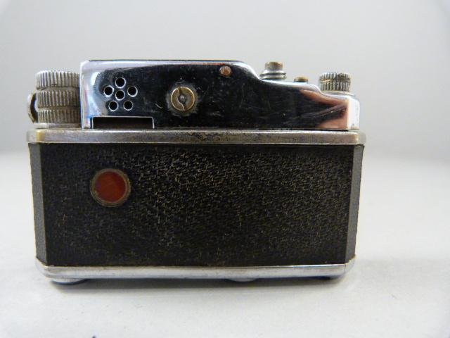 A Novelty lighter in the form of a camera - with compass and the spark creating the 'Flash' - Image 2 of 3