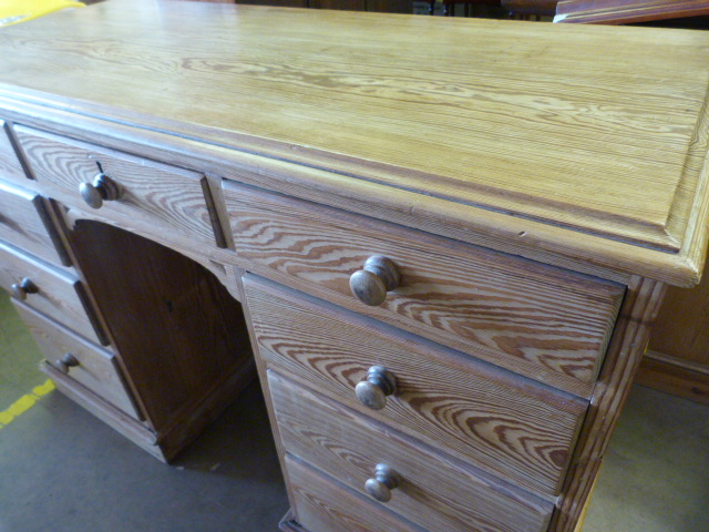 A Large pine kneehole desk - Image 2 of 2