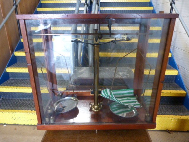 An antique set of Chemist weighing scales surrounded by wooden and glass case - Image 3 of 5