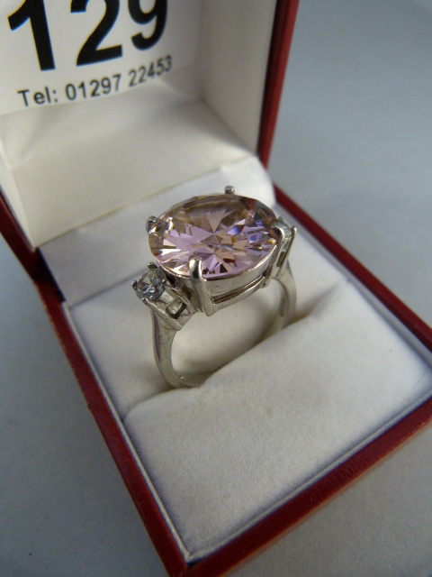 A Silver Ring, Large, 15.10mm diameter Brilliant cut Pink CZ with a small White CZ on each - Image 3 of 3