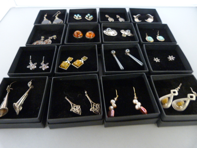 16 Silver pairs of Earrings with CZ or Semi-Precious stones - Image 2 of 3