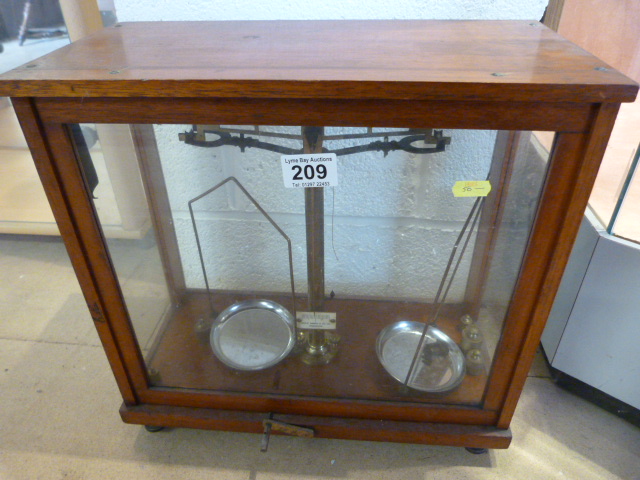 An antique set of Chemist weighing scales surrounded by wooden and glass case - Image 5 of 5