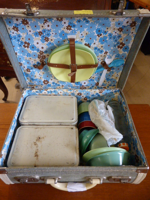 A Mid century picnic hamper - Image 2 of 2