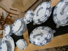 Quantity of Carlton part dinner service