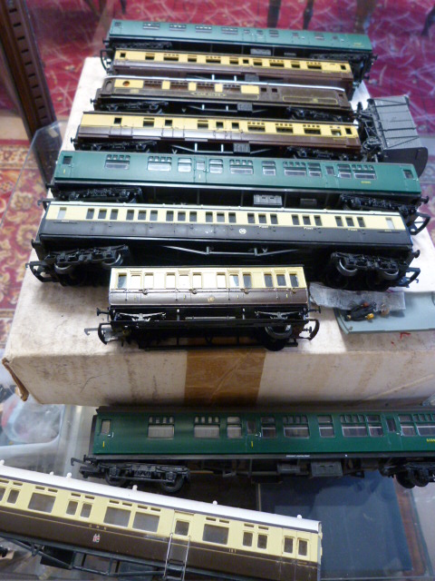 Quantity of model Railway carriages to include Hornby (4) and Tri-ang (3) along with three others
