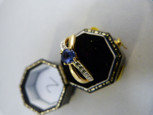 18ct Gold ring set with sapphire and diamonds on Arc mount