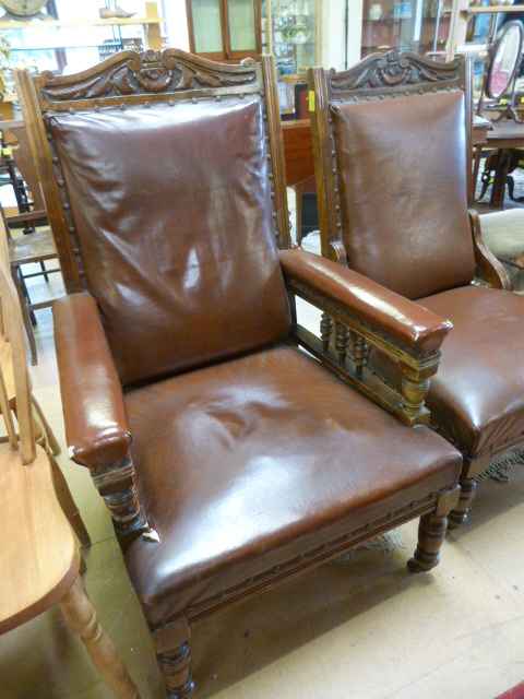 Oak framed pair His and Hers low bedroom chairs with leather upholstery - Image 5 of 8