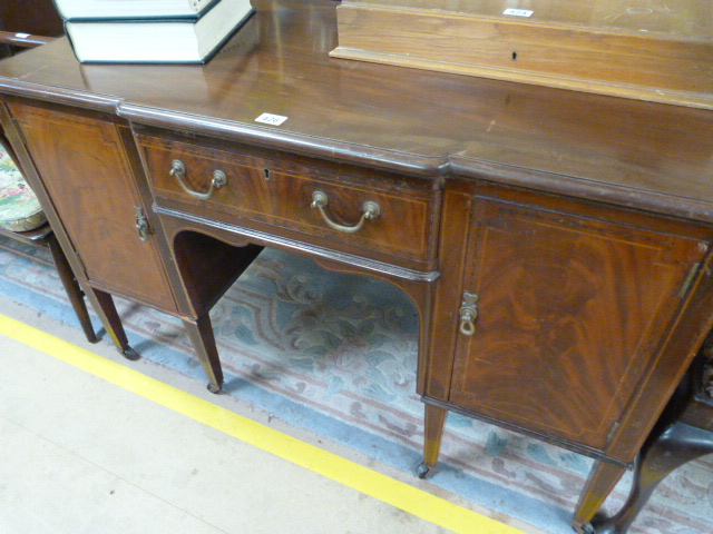 Inlaid mahogany kneehole desk - Image 2 of 2