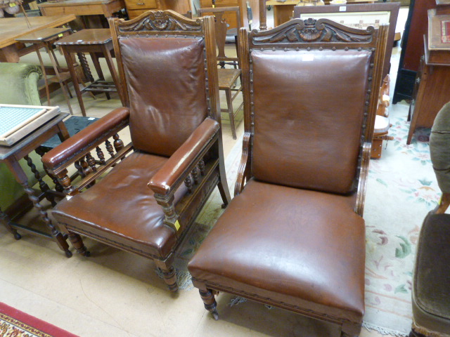 Oak framed pair His and Hers low bedroom chairs with leather upholstery - Image 7 of 8