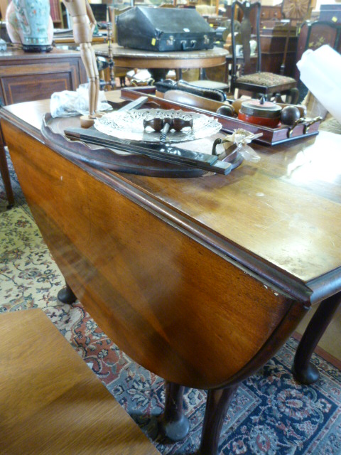 Mahogany drop leaf table on cabriole legs - Image 2 of 2