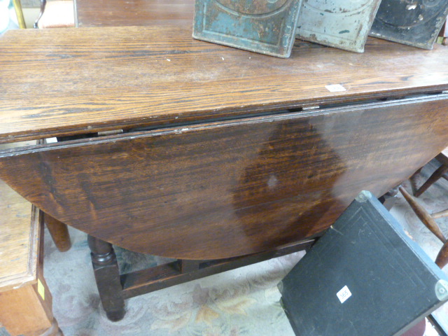 A Long oak drop leaf table with single drawer - Image 2 of 2