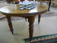 An oval Extending dining table - no winder.