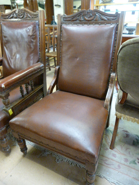 Oak framed pair His and Hers low bedroom chairs with leather upholstery - Image 6 of 8