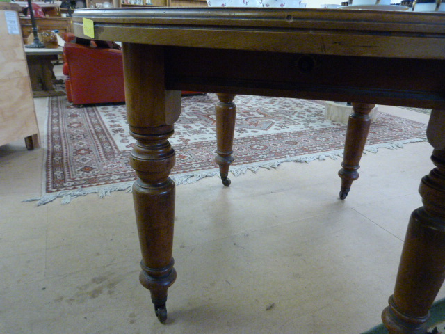 An oval Extending dining table - no winder. - Image 2 of 6