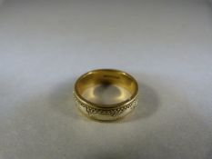 9ct yellow gold ring with free rotating white metal central band (possibly 9ct white gold), makers