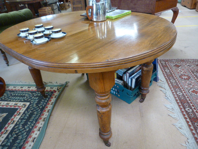 An oval Extending dining table - no winder. - Image 5 of 6