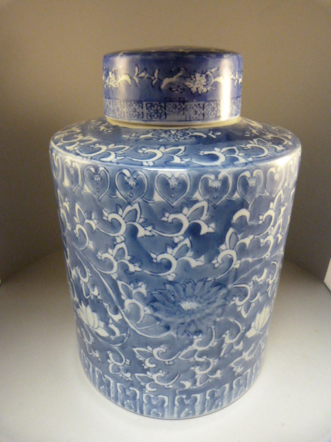 A Large (height approx. 32cm, Diam approx. 23 cm) blue and white Chinese ginger jar with floral