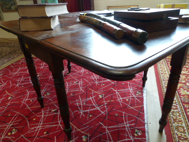 A Georgian Mahogany drop leaf table - Image 2 of 3