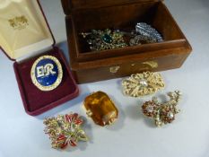 Quantity of various vintage brooches